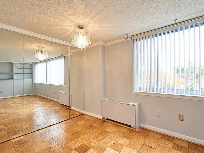 dining room - 5353 Columbia Pike
