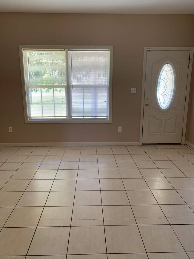 Foto del edificio - Charming 3BR/2.5BA Two-Story Home with Fenced Backyard