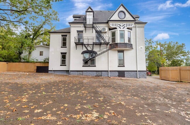 Foto del edificio - Spacious Newly Renovated 5-Bedroom Home with Luxurious Master Suite