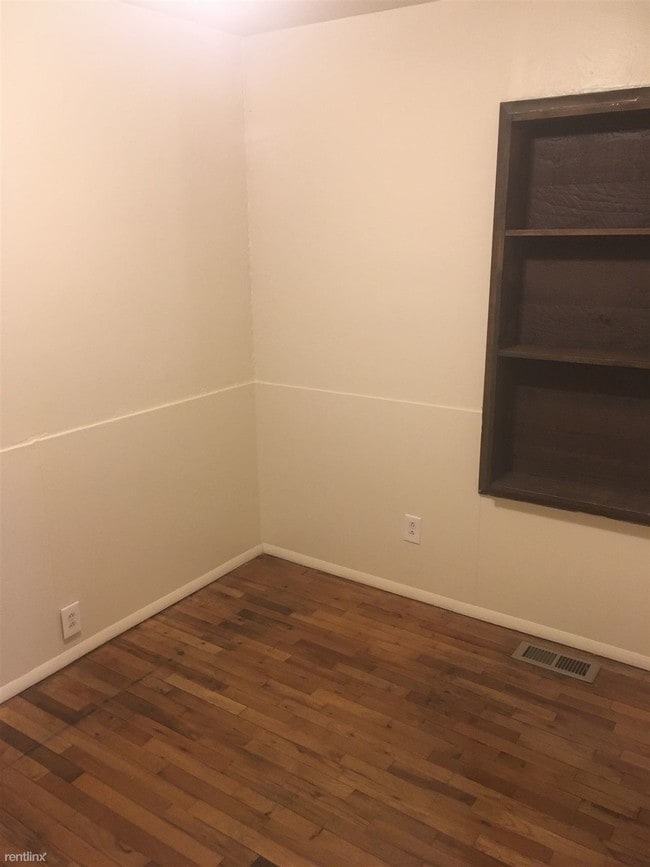 Building Photo - 3 br, 1 bath House - 1370 S Belsay Rd