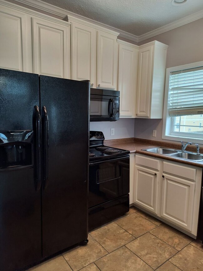 Foto del edificio - 3 bedroom 2 bathroom townhouse in Ocean Springs