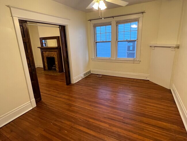Del dormitorio a la sala de estar - 1613 Buena Vista St