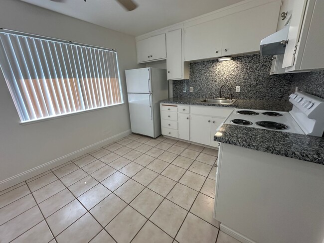Building Photo - 1089 Oakmont Dr