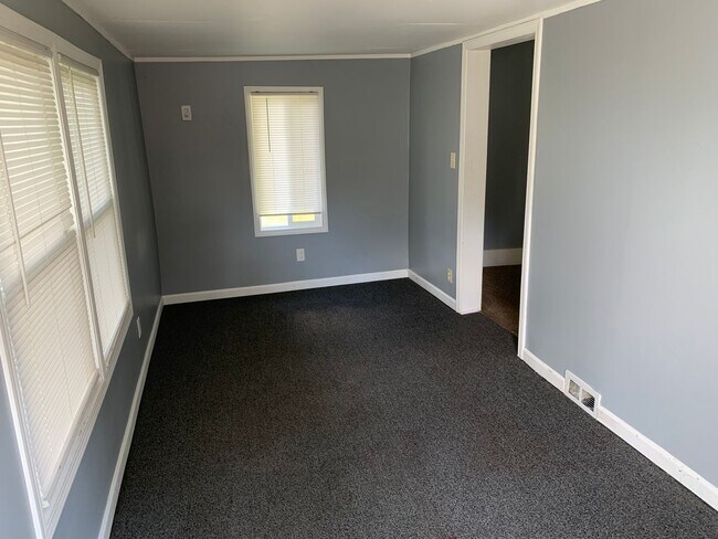 Foto del edificio - Single family home in Peoria Heights, 2 BR...