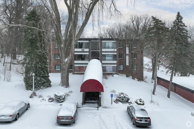 Building Photo - 3076 Lexington Ave N