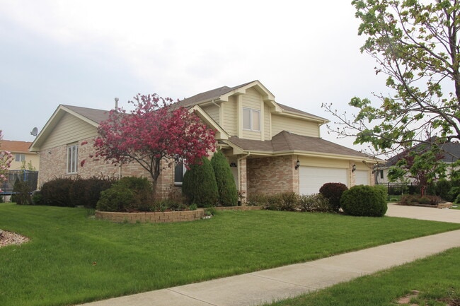 Exterior Front View - 7810 Brookside Glen Dr