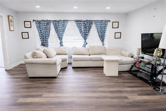 Foto del edificio - 3749 Pin Oak Cir