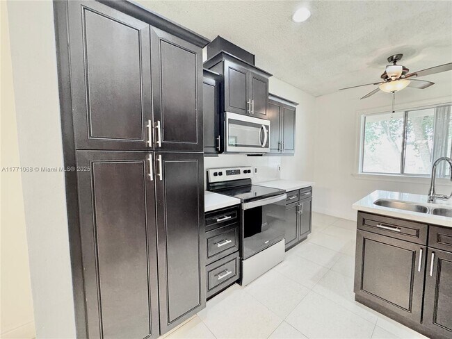 Foto del edificio - 16320 Malibu Dr