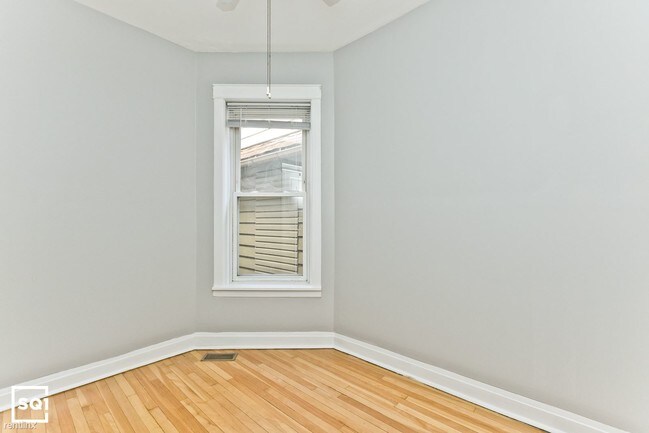 Foto del edificio - 2426 N Maplewood Ave