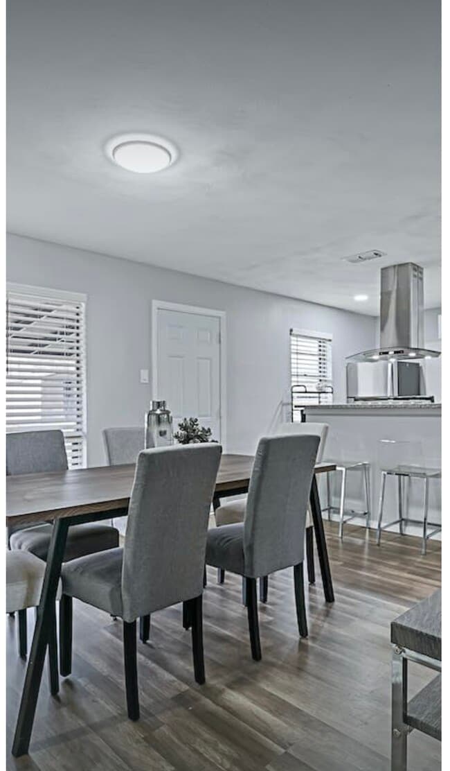 Building Photo - 2302 Royal Dr