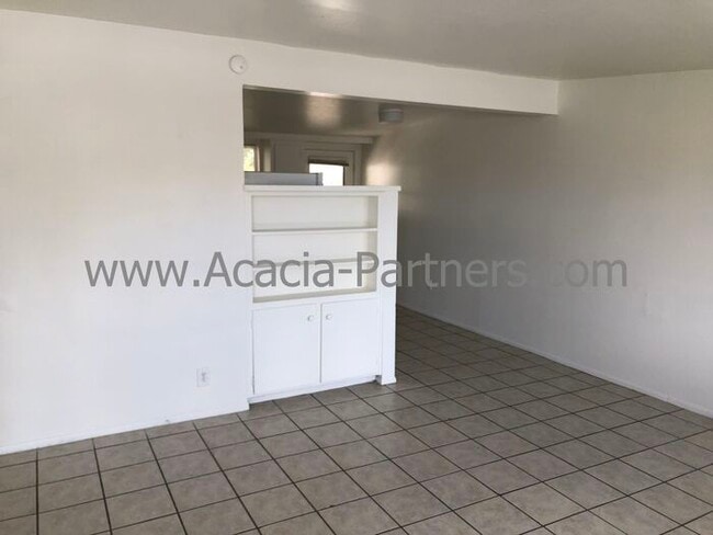 Building Photo - Two Bedroom/One Bath