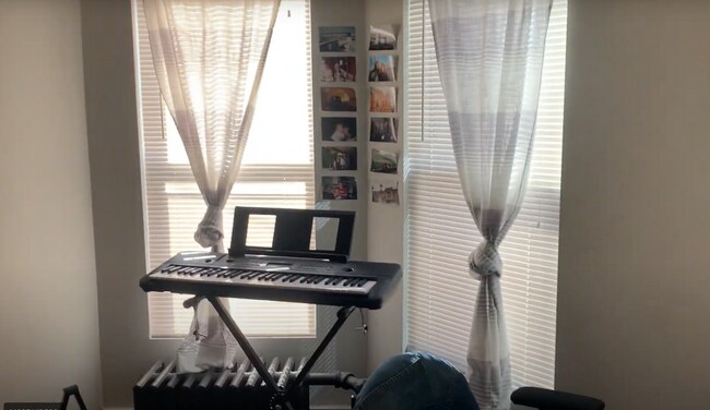 Building Photo - Spacious 5-bed with 3 Bathrooms!