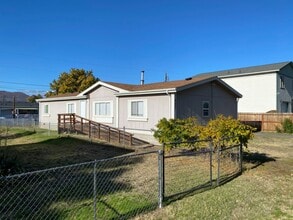 Building Photo - 907 Poplar Dr