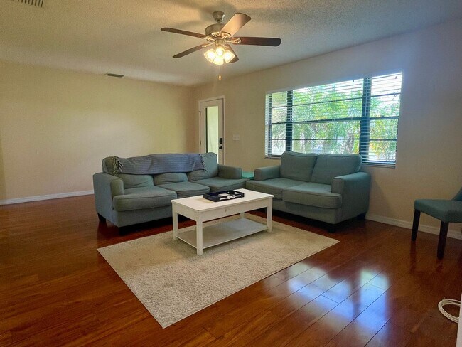 Building Photo - Charming 3-Bedroom Home for Rent in Prime ...