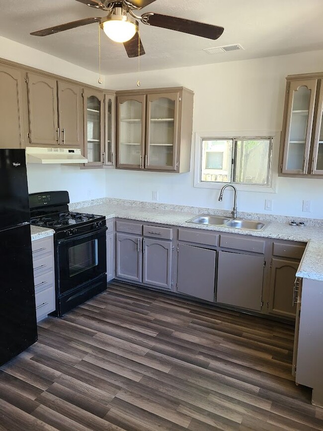 Building Photo - Close to Downtown Beautiful 2 bed 1 bath