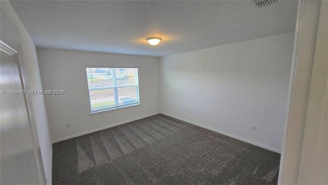 Foto del edificio - 487 Pine Tree Blvd