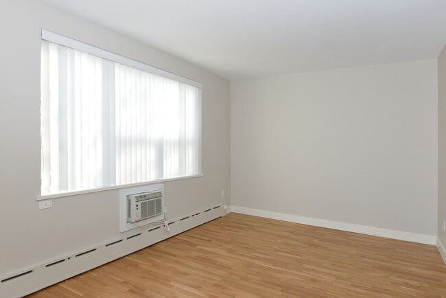 Building Photo - 263 Russell Hill Rd