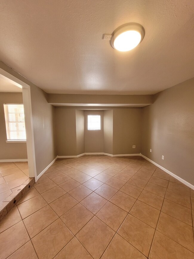 Building Photo - 3 bed 2 bath home, move in ready!