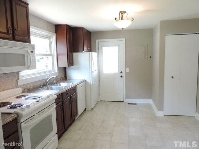 Building Photo - 2 br, 1 bath House - 207 S Briggs Ave