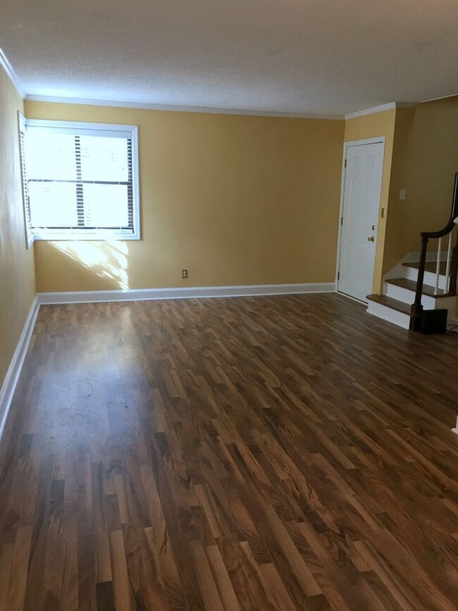 Building Photo - Townhouse in Hampton Hills