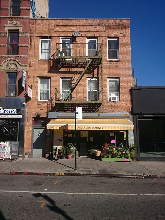 Building Photo - 176 Delancey St