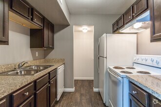 Kitchen - Country Club Place Apartments