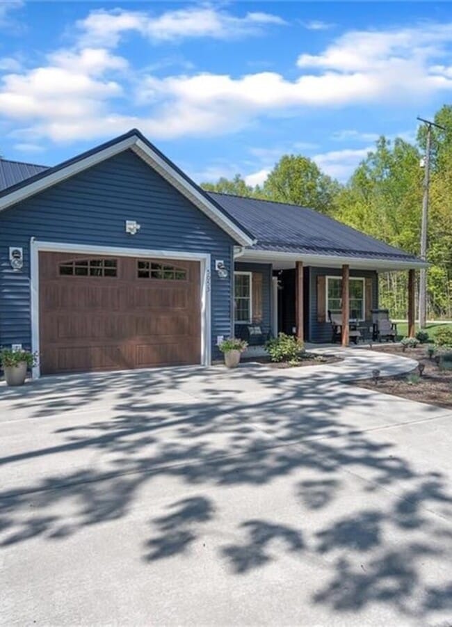 Building Photo - 5053 University Drive