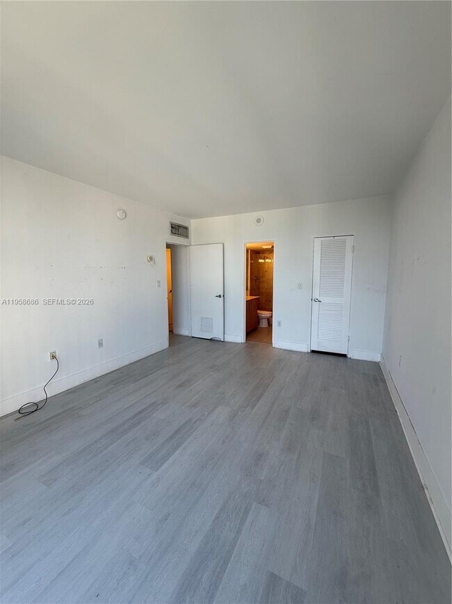 Foto del edificio - 10275 Collins Ave