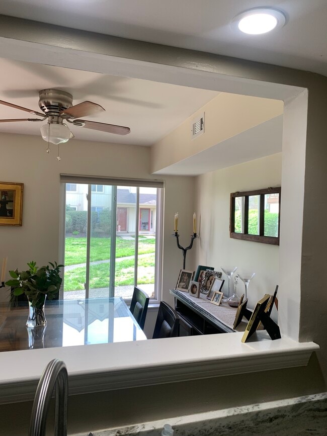 Building Photo - 375 Woodlake Dr