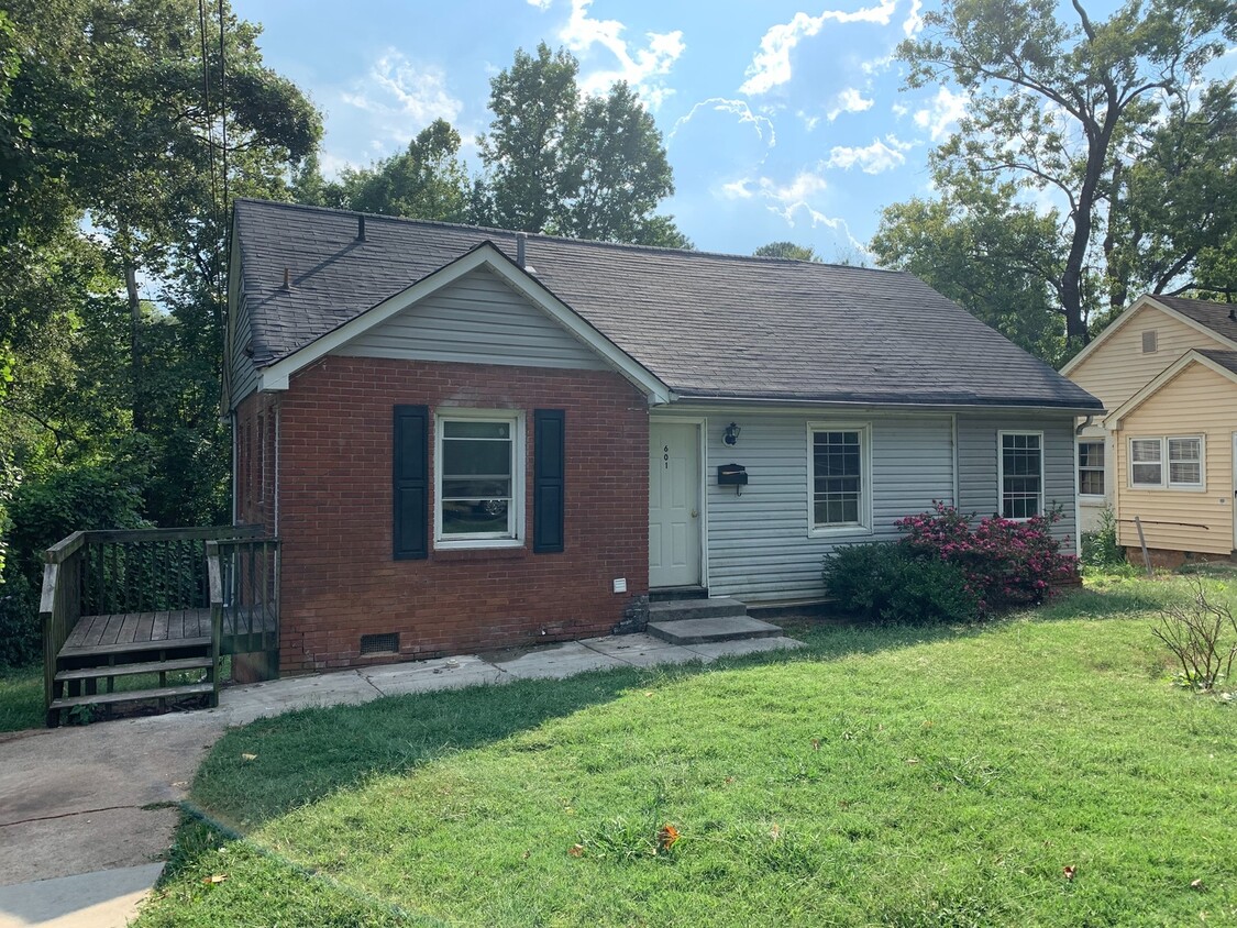 Primary Photo - Cozy Three Bedroom Home in Tryon Hills!