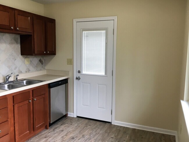 Foto del edificio - **BEAUTIFULLY REMODELED 2-BEDROOM HOME W/ 2-CAR GARAGE!!**