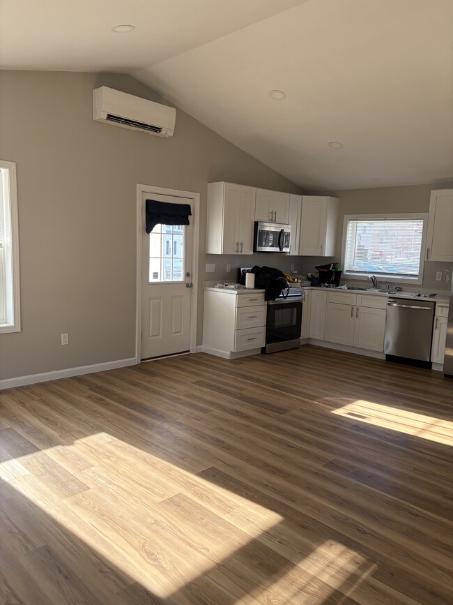 Building Photo - 598 Main St