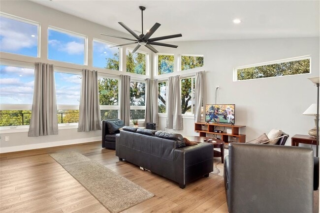 Foto del edificio - 300 Summit Ridge Dr N