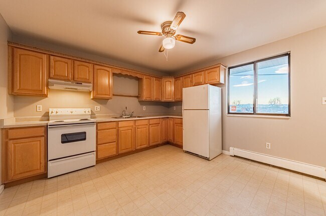 Building Photo - All-brick Ranch Home on spacious lot in Au...