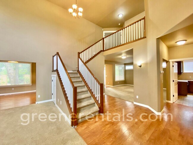 Building Photo - Beautiful 5BR 3.5BA in Quiet Olympia Neigh...