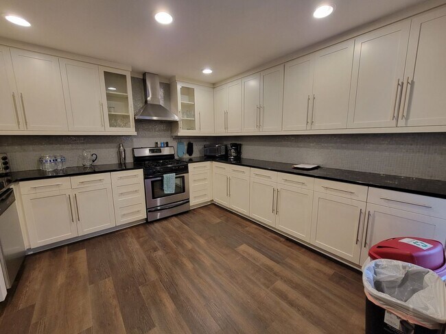 Foto del edificio - Spacious and newly renovated 3 bed 2 bath ...
