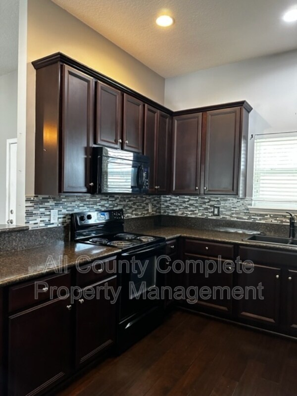 Foto del edificio - 3221 Deer Creek Dr