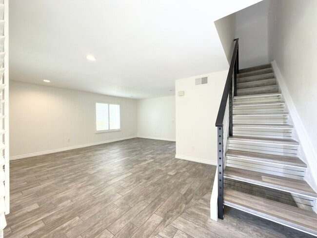 Building Photo - Spacious Townhome in Desirable Tiburon Community!