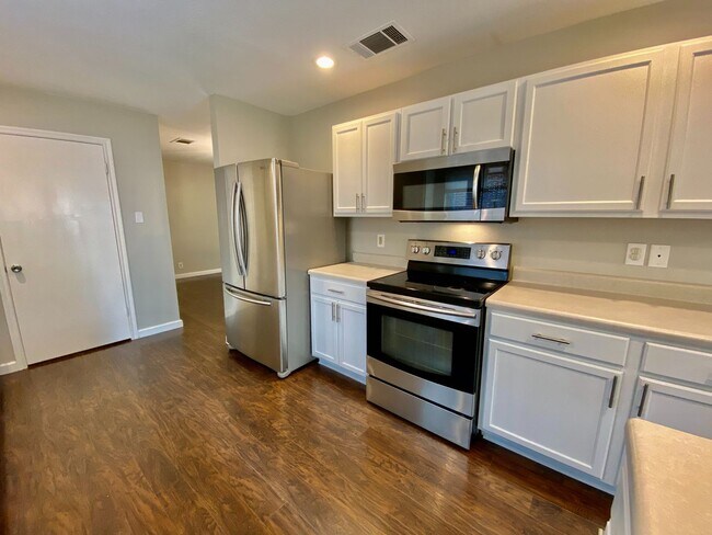 Building Photo - Your Dream Home Awaits: Stunning 3-Bed Oas...