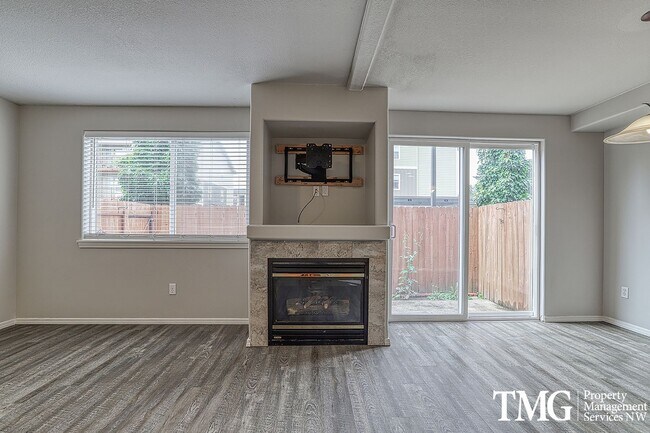 Foto del edificio - Pet Friendly Double Primary Townhome in Van Mall Neighborhood