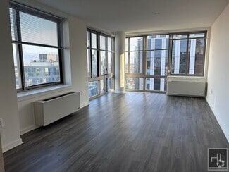 Building Photo - In Unit Washer & Dryer, 3 large bedrooms, ...