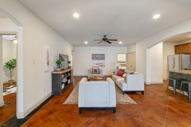 Foto del edificio - * MOVE IN SUMMER 7/19/2027 * 5 Bed 3 Bath,...