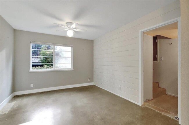 Building Photo - 301 Woodpecker Ln