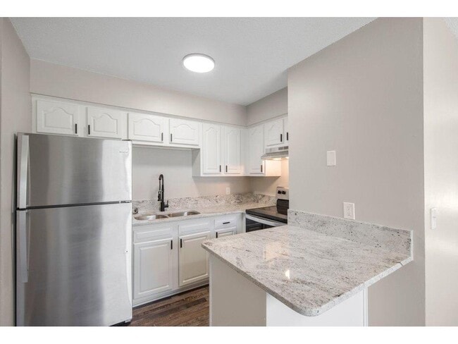 Building Photo - Beautiful remodeled 2 Bed Apartment in Mou...