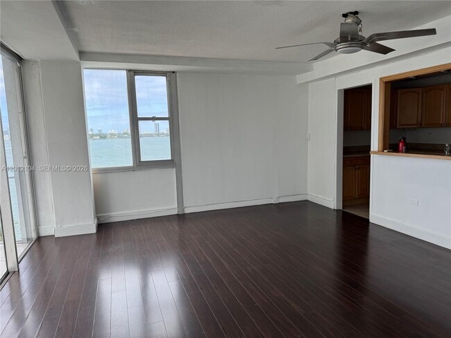 Foto del edificio - 7545 E Treasure Dr