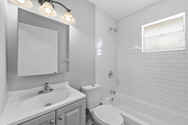 Foto del edificio - 1565 W 28th St