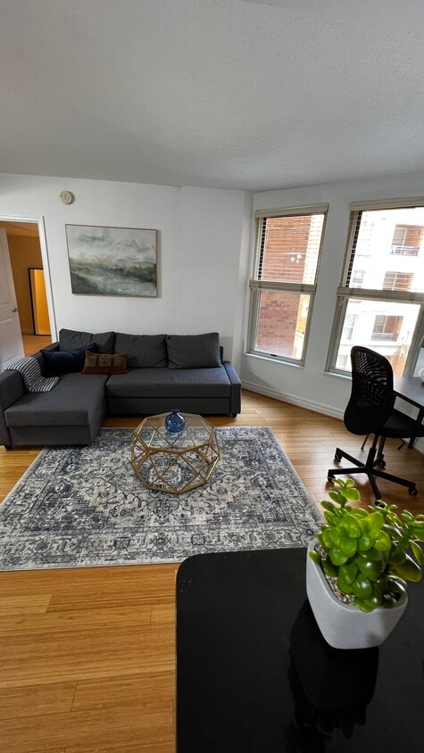 Primary Photo - 915 E St NW