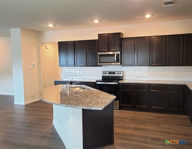 Foto del edificio - 618 Cypress Ct