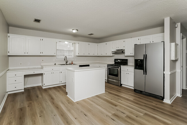 Building Photo - Beautiful 3 Bedroom in Great Location in L...