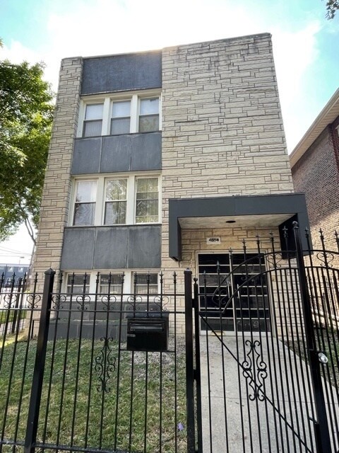 Foto principal - 4858 S Springfield Ave